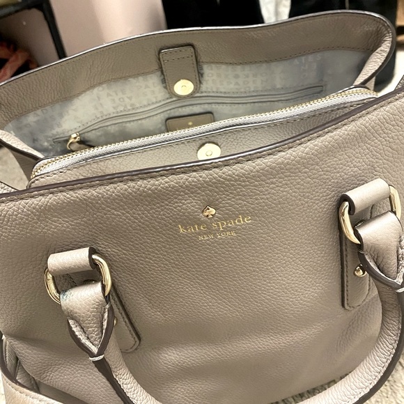 Kate spade purse⚡️ only 1.5 years old - Picture 2 of 8